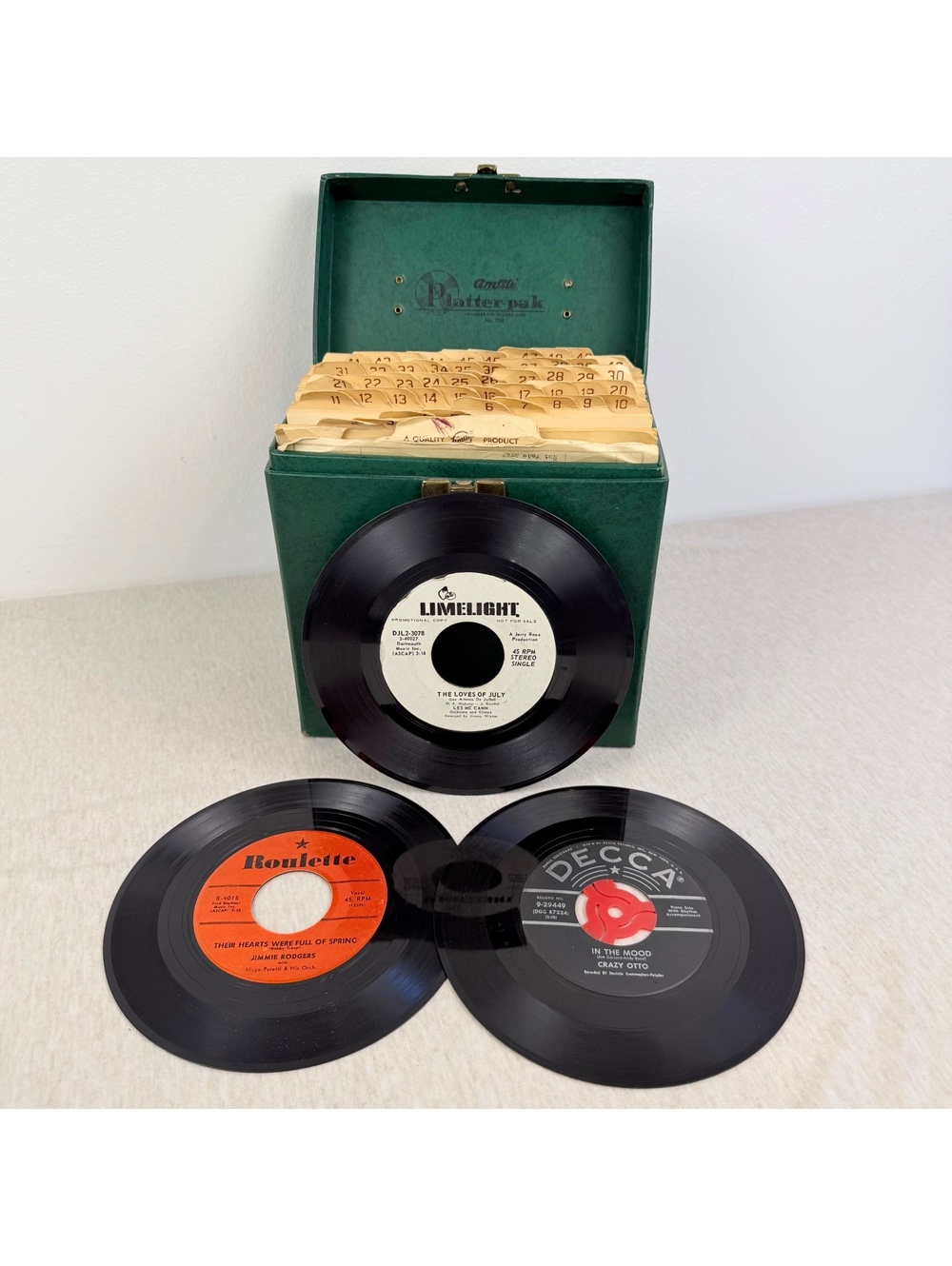 Vintage Platter-Pak No. 700 45 RPM Record Case w/ 39 Records & Dividers
